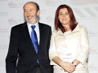 La periodista de Elpais Elsa Granda, en la imagen con el ministro Alfredo Pérez Rubalcaba, ha donado parte de su premio a Aesleme